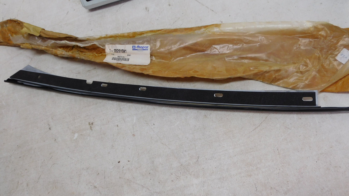 Zierleiste Chromleiste für A-Säule links 05261591 Chrysler LeBaron 92-95