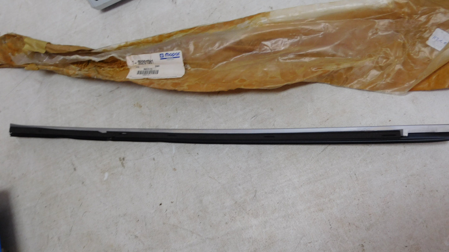 Zierleiste Chromleiste für A-Säule links 05261591 Chrysler LeBaron 92-95