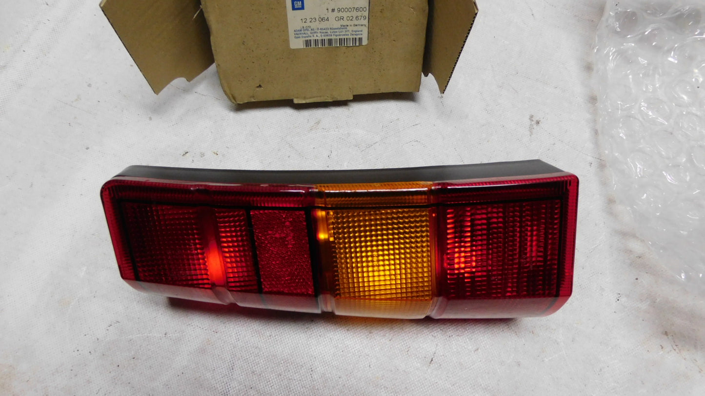 Heckleuchte Rückleuchte links 1223064 90007600 Opel Kadett E Caravan T85