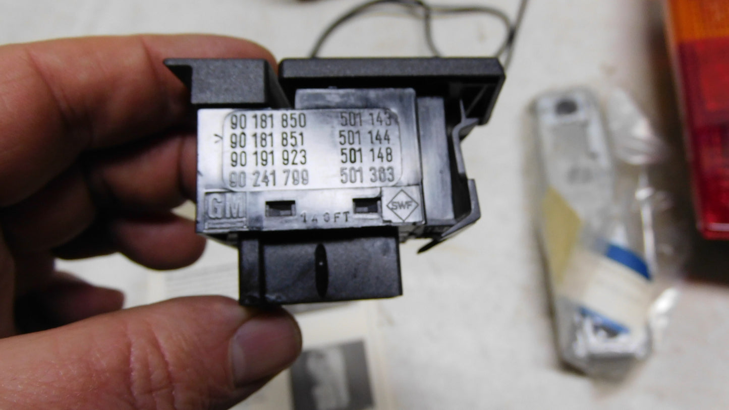 Einbausatz Nebelscheinwerfer Heckleuchte links 1712243 90010702 Opel Kadett E