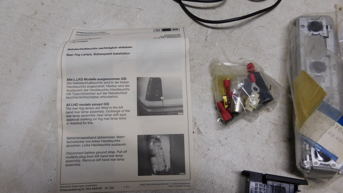 Einbausatz Nebelscheinwerfer Heckleuchte links 1712243 90010702 Opel Kadett E