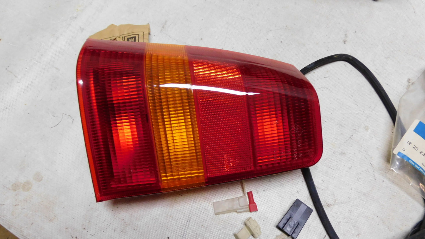Einbausatz Nebelscheinwerfer Heckleuchte links 1712241 90008813 Opel Kadett E Schrägheck CC