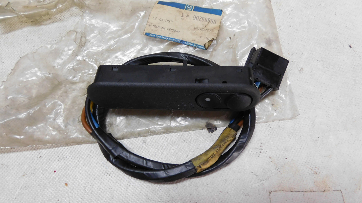Schalter elektrische Fenster vorne links 1241057 90260960 Opel Omega A Senator B