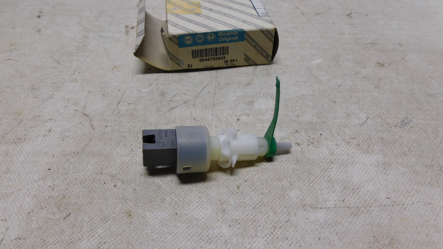 Schalter Kupplungsbetätigung 46752843 Fiat Doblo Punto Alfa Romeo GTV 166 Spider