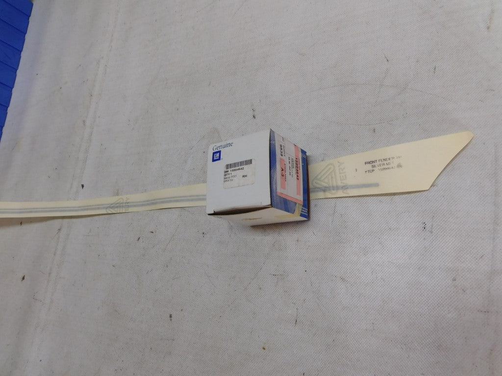 Aufkleber Strip Front Fender RH silver met 15994642 GM