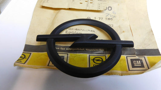 Firmenzeichen Emblem Logo schwarz 9288105 177744 177748 Opel Manta B
