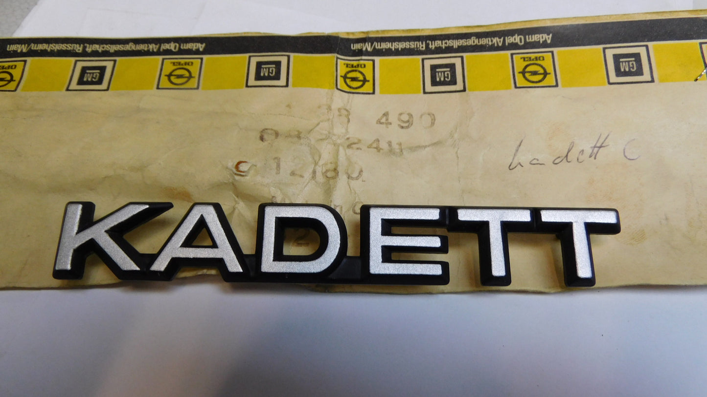 Schriftzug Kofferdeckel 8972411 128490 Opel Kadett C Limousine