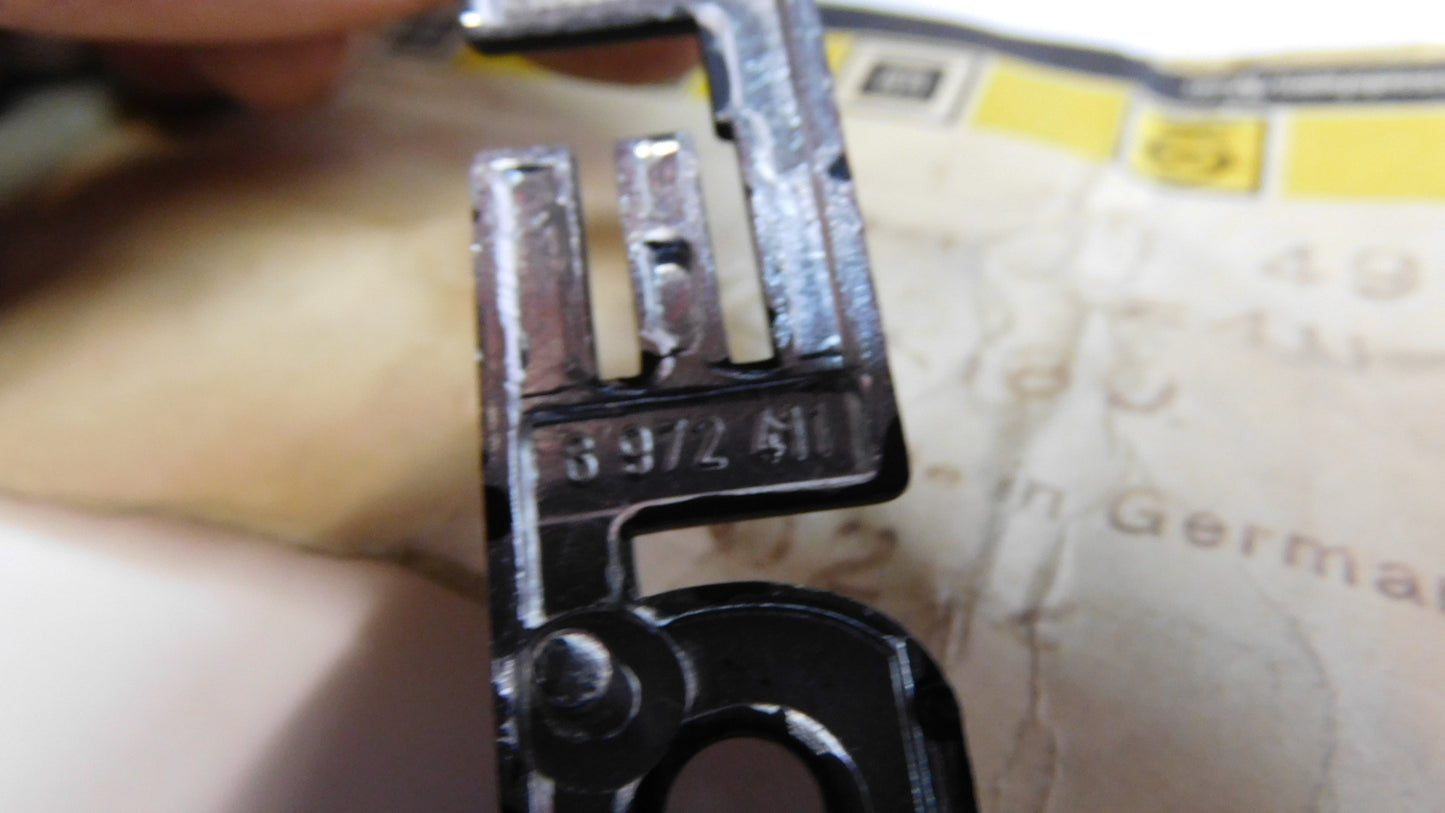 Schriftzug Kofferdeckel 8972411 128490 Opel Kadett C Limousine
