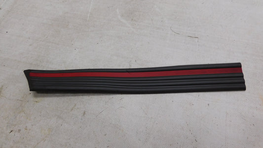 Schutzzierleiste Seitenwand hinten rechts grau mit rotem Streifen 172660 90237484 Opel Corsa A