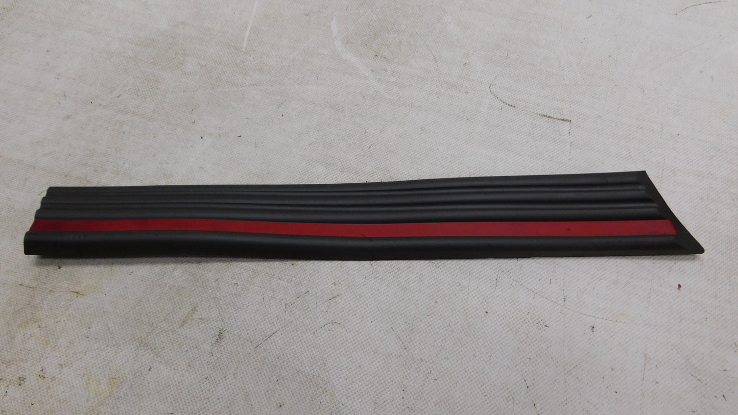 Schutzzierleiste Seitenwand hinten rechts grau mit rotem Streifen 172660 90237484 Opel Corsa A