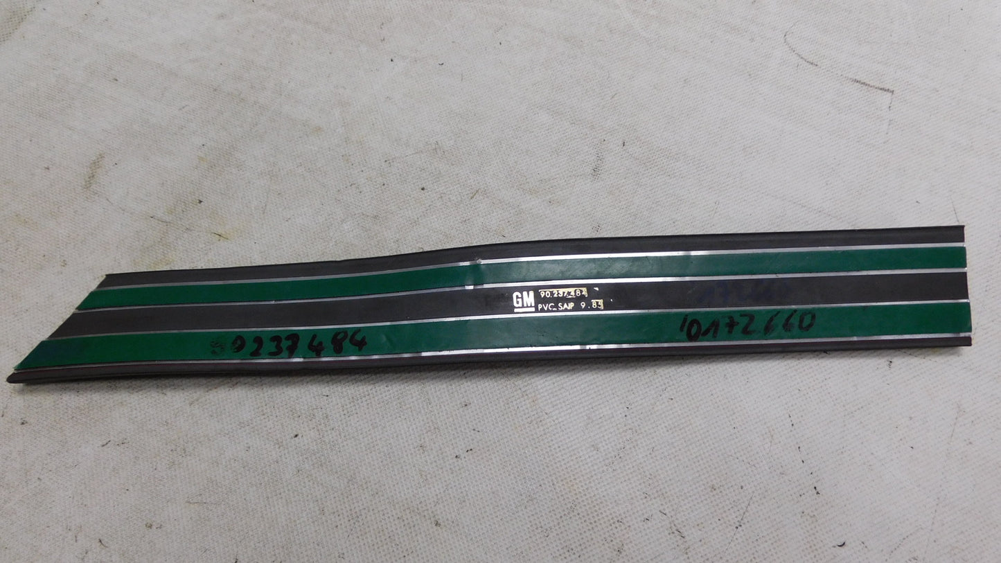 Schutzzierleiste Seitenwand hinten rechts grau mit rotem Streifen 172660 90237484 Opel Corsa A