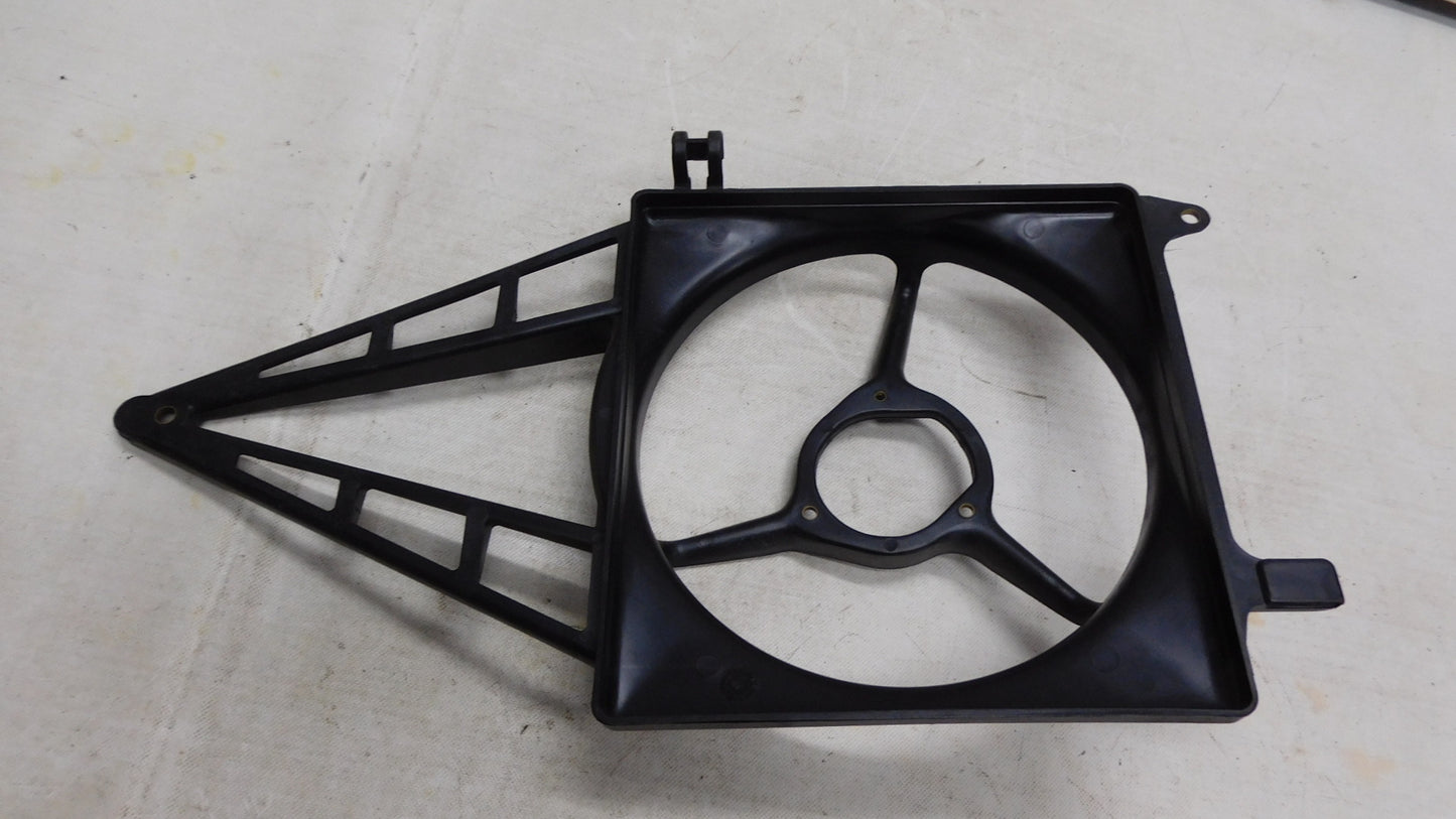 Lufttrichter Lüfterzarge 1314493 90265780 Opel Kadett E 1.3 Vectra A 1.6