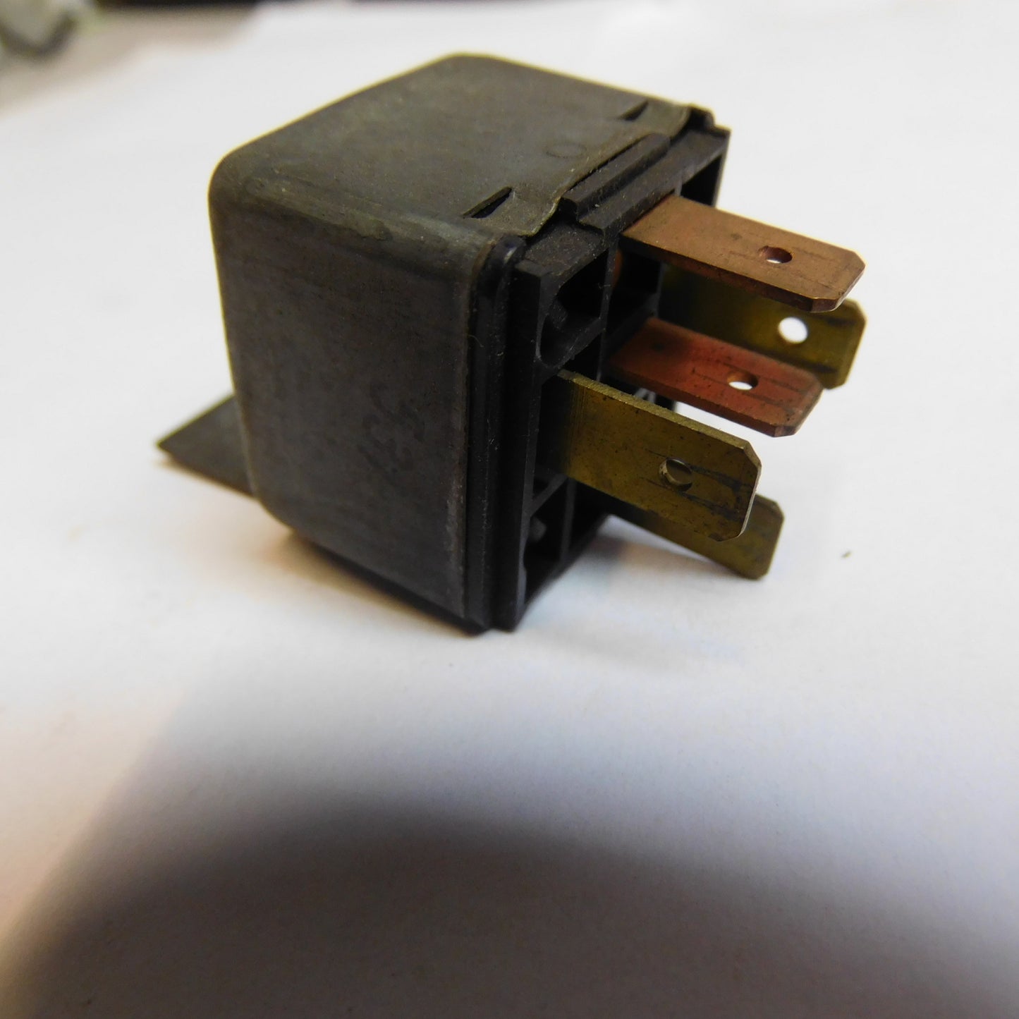 Relais Universalrelais Arbeitsstrom 24V 2 x 10A 0332015002 Bosch Scania L Serie