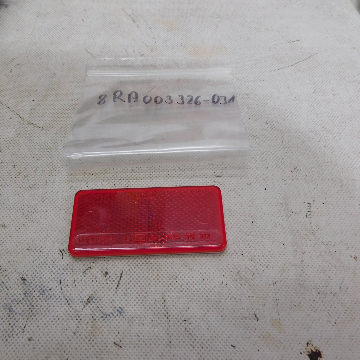Rückstrahler 94x44 mm rot geklebt 8RA003326031 Hella