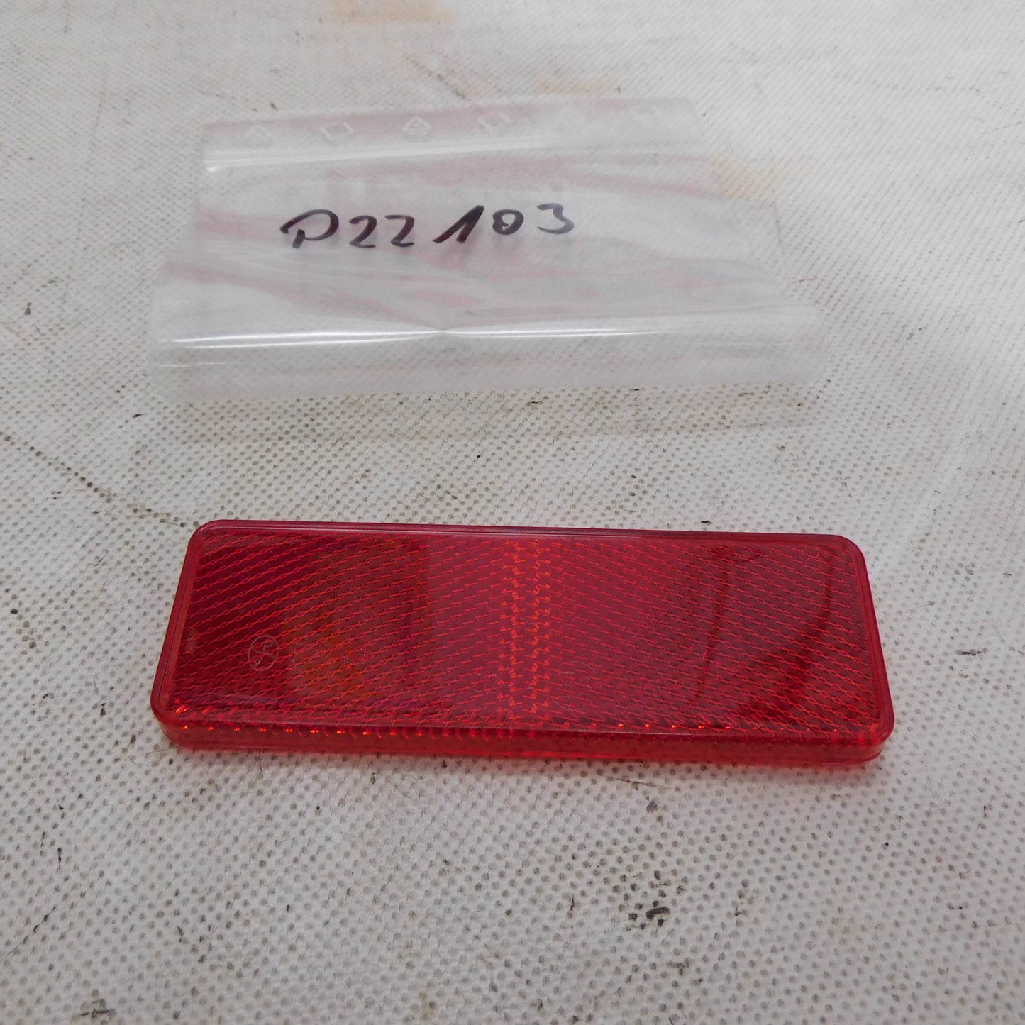 Rückstrahler Reflektor 112x38 mm rot geklebt P22103  VW Golf 1 Porsche 914